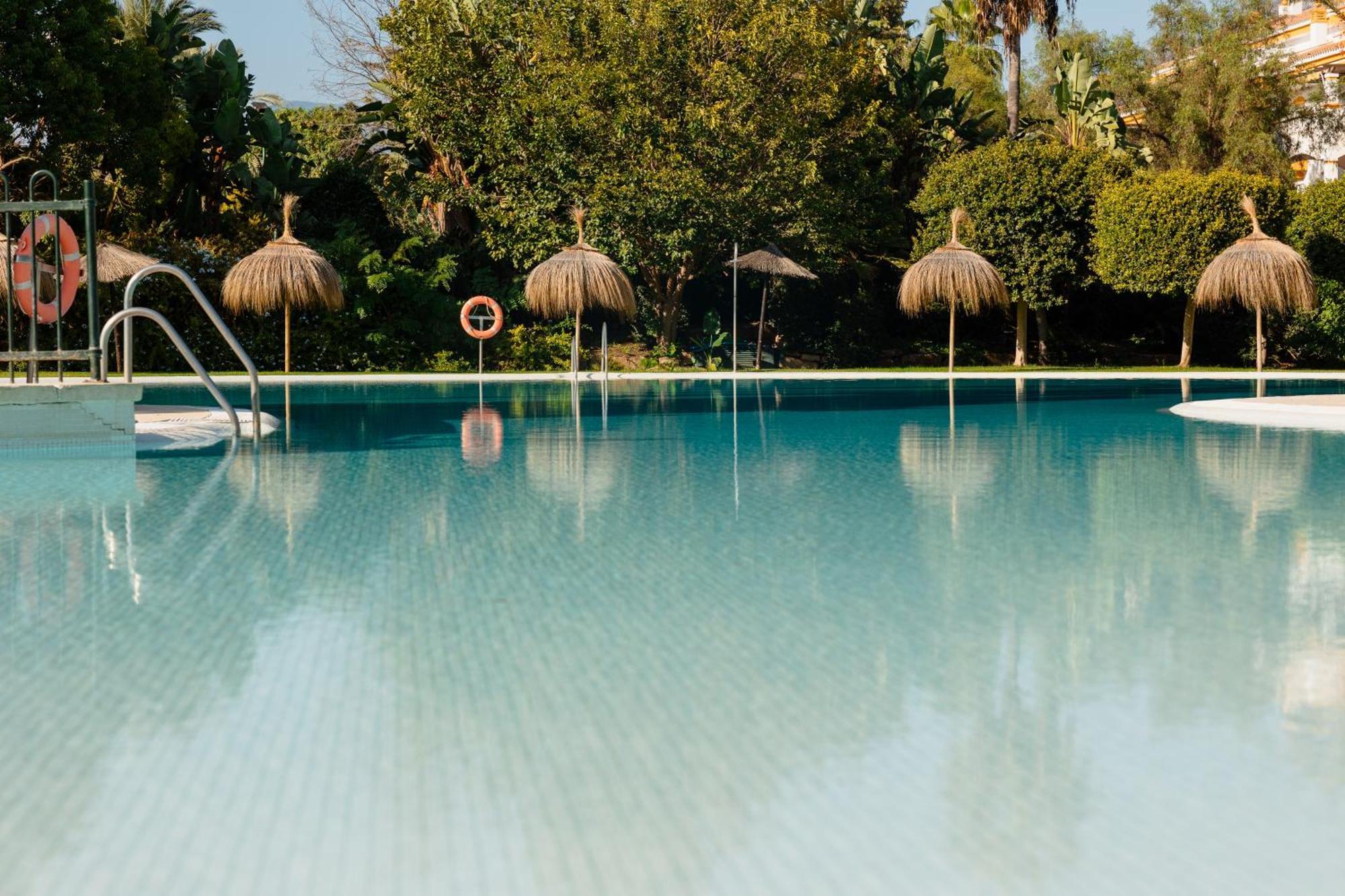 Ground Floor Holiday Apartment With Terrace And Pool In Puerto Banus, Marbella Eksteriør billede
