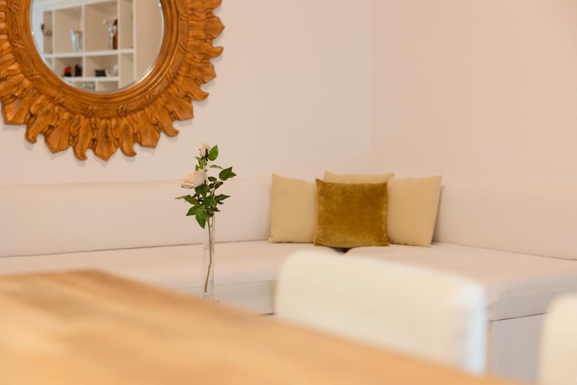Ground Floor Holiday Apartment With Terrace And Pool In Puerto Banus, Marbella Eksteriør billede