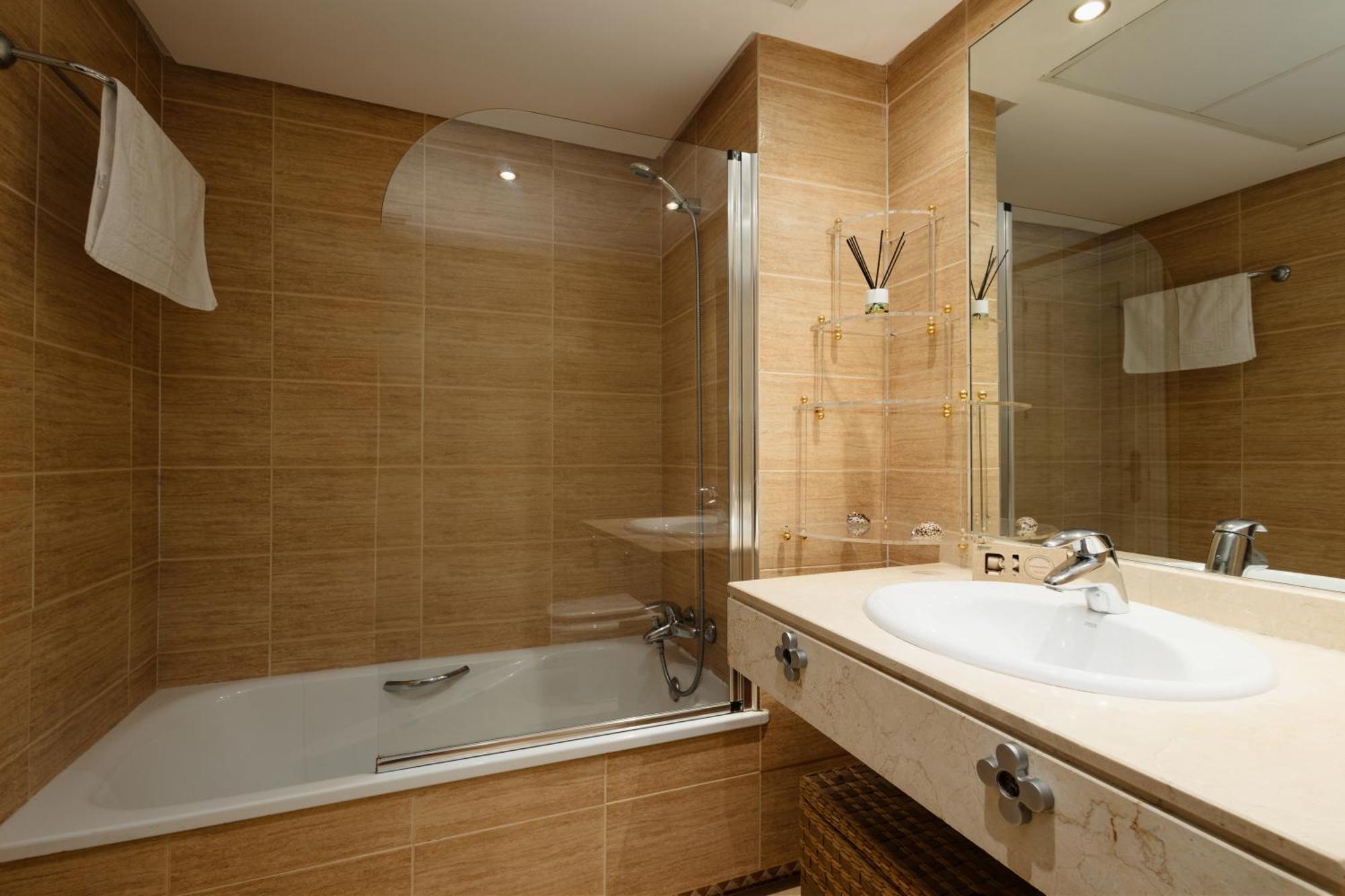 Ground Floor Holiday Apartment With Terrace And Pool In Puerto Banus, Marbella Eksteriør billede