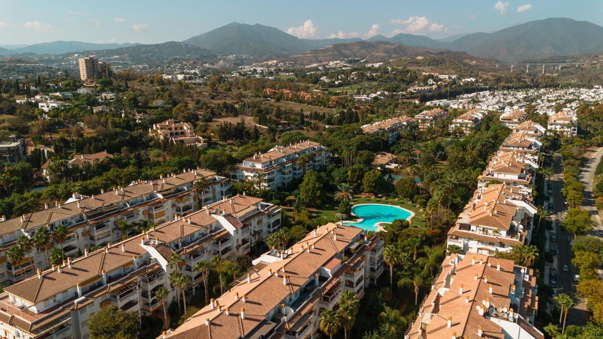 Ground Floor Holiday Apartment With Terrace And Pool In Puerto Banus, Marbella Eksteriør billede