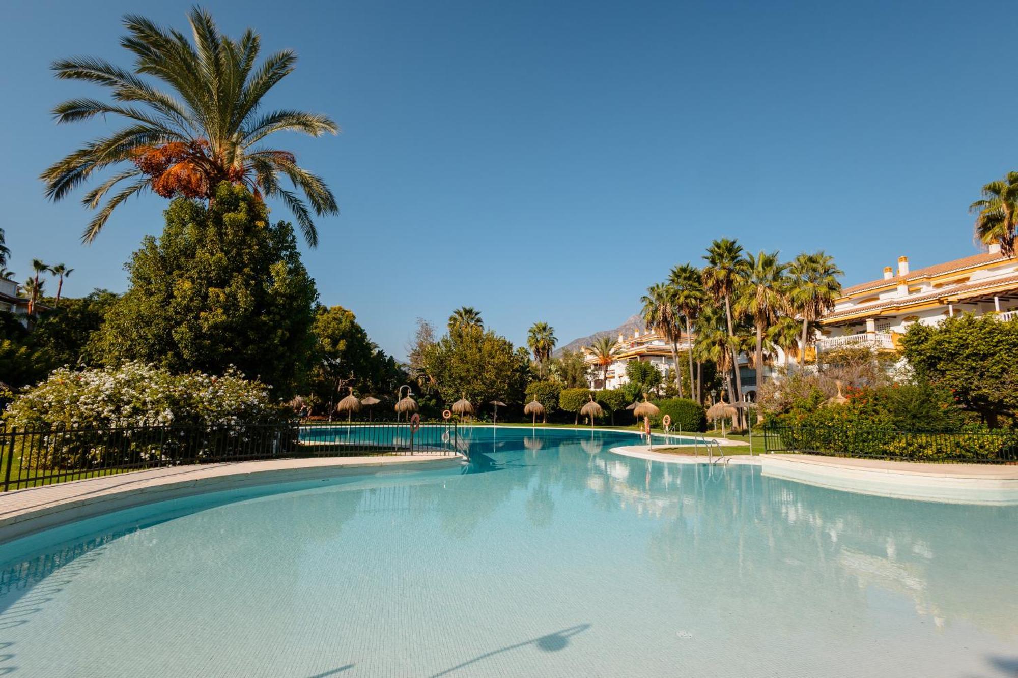 Ground Floor Holiday Apartment With Terrace And Pool In Puerto Banus, Marbella Eksteriør billede