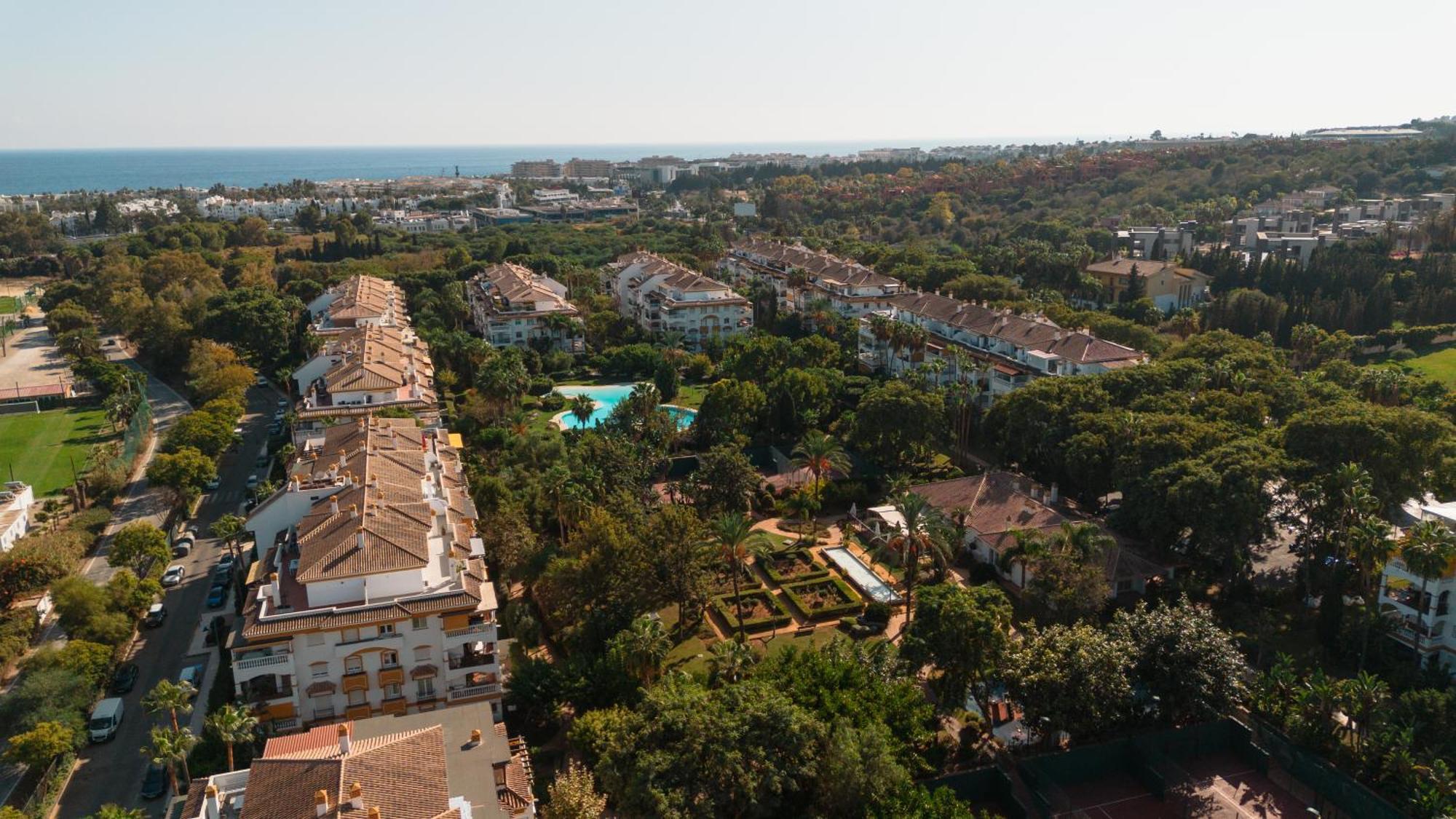 Ground Floor Holiday Apartment With Terrace And Pool In Puerto Banus, Marbella Eksteriør billede